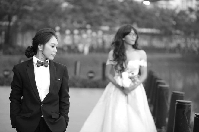 Bộ ảnh cưới hoán đổi của chú rể hot girl và cô dâu boy ngầu Hà Nội gây bão mạng xã hội Bộ ảnh cưới hoán đổi của chú rể hot girl và cô dâu boy ngầu Hà Nội gây bão mạng xã hội